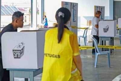 Petugas SPR memantau proses pengundian ketika pengundi menunaikan tanggungjawab pada Hari Pengundian sempena Pilihan Raya Negeri (PRN) Negeri Sembilan di pusat mengundi SJKC Chung Hua, Rantau hari ini. Foto: Bernama
