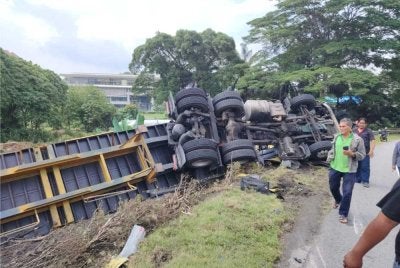 Keadaan kemalangan di susur masuk Plaza Tol Sungai Buloh menghala ke Kem Sungai Buloh pada Sabtu.