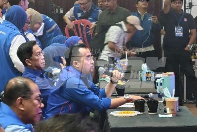 Asyraf Wajdi memaklumkan bahawa BN telah mendahului di 16 DUN setakat ini.