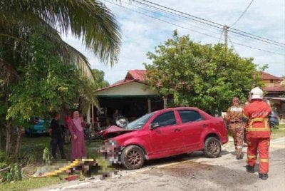 Seorang wanita warga emas maut manakala empat lagi cedera parah dalam kemalangan membabitkan dua kereta berhampiran Sekolah Kebangsaan Kedai Piah, Ketereh. Foto: JBPM Ketereh