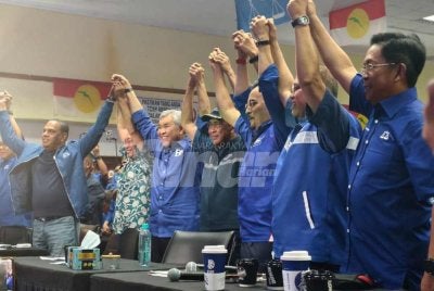  Gabungan Barisan Nasional(BN) dan Perikatan Nasional(PN) secara tidak rasmi berjaya membentuk kerajaan di Negeri Sembilan.