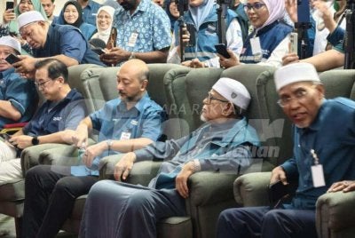 Abdul Hadi (duduk, dua dari kanan) hadir ke Kompleks Pas Negeri Sembilan di Kampung Ismail, Ampangan pada Sabtu bagi mengikuti perkembangan keputusan PRN Negeri Sembilan bersama pimpinan PN.