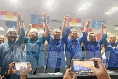 Ahmad Zahid (empat dari kanan) berkata, pihaknya akan memastikan setiap aku janji di dalam manifesto yang ditawarkan akan dilunaskan demi kepentingan rakyat.