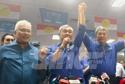 Ahmad Zahid (tengah) ketika sidang akhbar di Wisma UMNO Negeri Sembilan pada Sabtu.