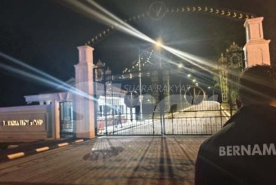 Ahmad Zahid berada dalam Istana Hinggap bagi menghadap Tuanku Muhriz pada Sabtu.