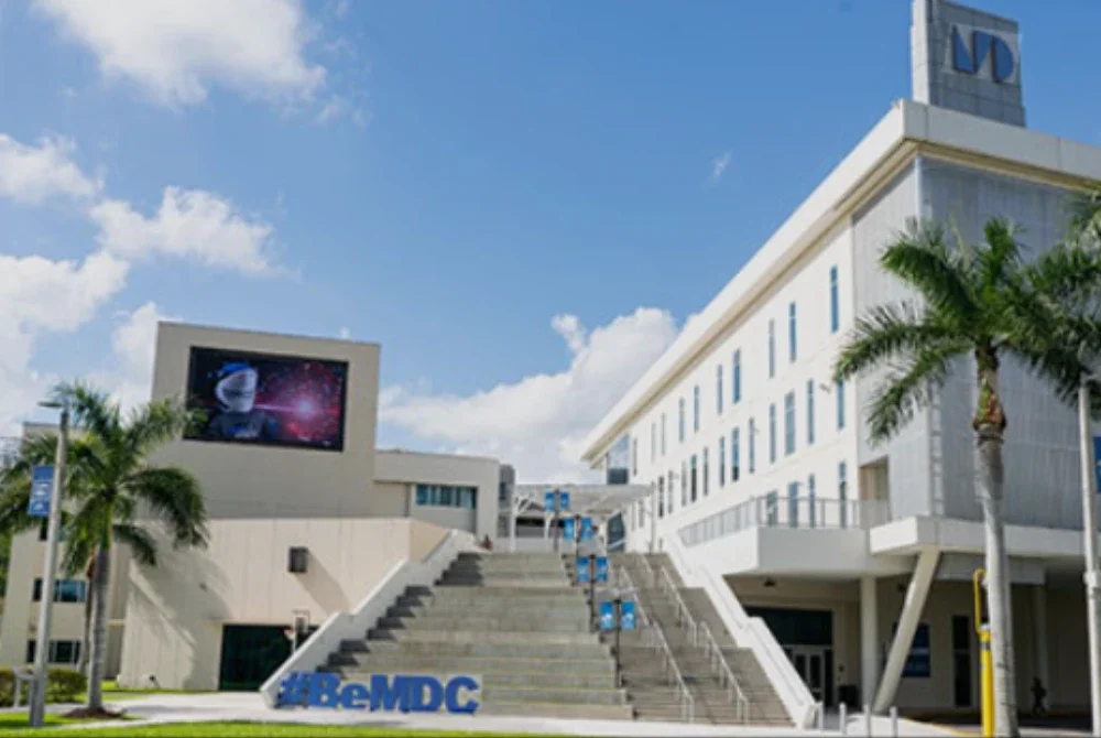 Miami Dade College tempat Thomas mengajar.