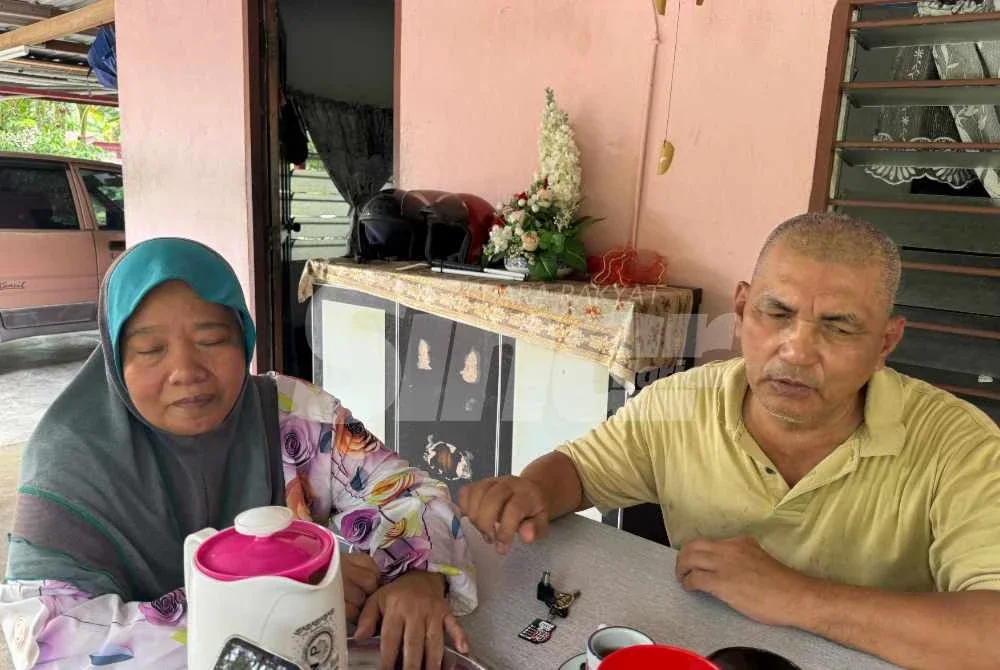 Kamarul Zaman dan isteri ditemui di rumahnya.
