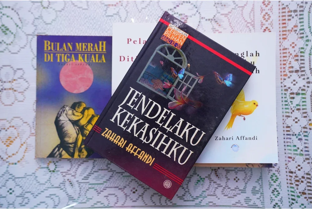 Antara novelnya yang terkenal ialah Bulan Merah di Tiga Kuala (1976), Kunang-Kunang (1979) dan Pelabuhan Yang Ditinggalkan (1980).