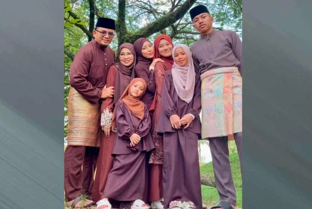 Gambar kenangan Allahyarham Nabil bersama keluarga semasa Aidilfitri lalu.