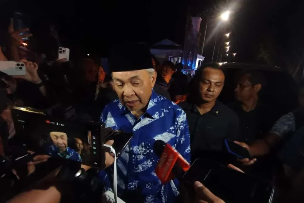 Ahmad Zahid ketika ditemui pemberita selepas selesai menghadapnTuanku Muhriz di Istana Hinggap.