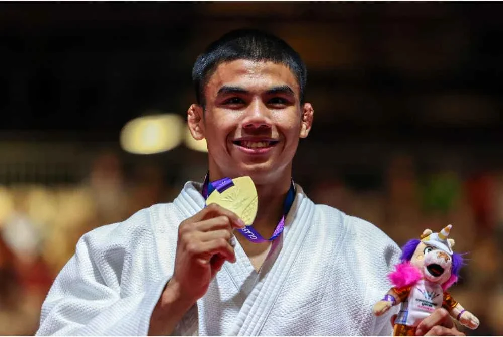 Amir Daniel bergambar bersama pingat emas yang dimenanginya dalam kategori 81 kilogram lelaki di temasya Sukan Komanwel Glasgow 2026 di Scottish Event Campus (SEC) hari ini. - Foto: Bernama