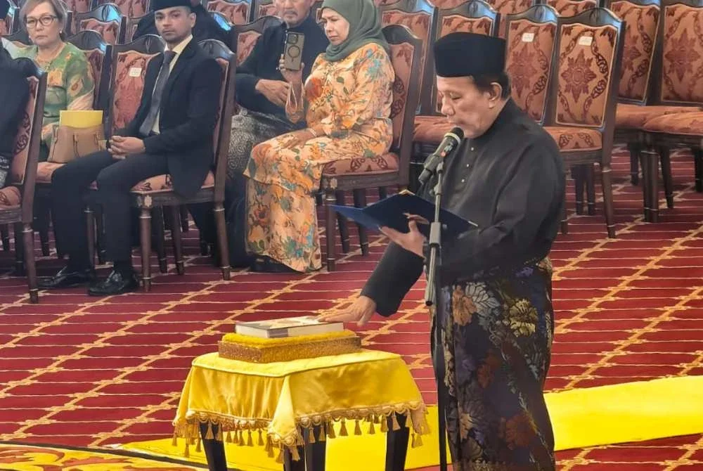Ismail mengangkat sumpah jawatan sebagai Menteri Besar Negeri Sembilan ke-10 di hadapan Yang di-Pertuan Besar Negeri Sembilan, Tuanku Muhriz Tuanku Munawir di Istana Besar Seri Menanti.