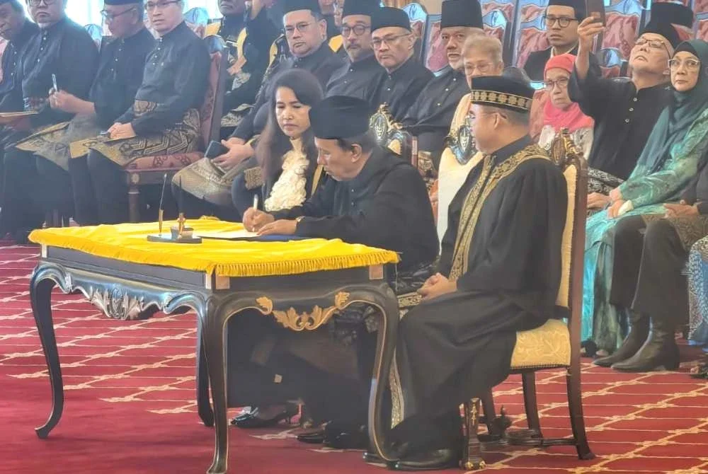 Ismail ketika Istiadat Penyerahan Watikah, Pelantikan dan Mengangkat Sumpah Menteri Besar Negeri Sembilan di Istana Besar Seri Menanti pada Ahad.