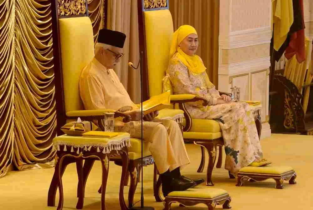 Tuanku Muhriz bertitah pada Majlis Istiadat Penyerahan Watikah, Pelantikan dan Mengangkat Sumpah Menteri Besar Negeri Sembilan di Istana Besar Seri Menanti, pada Ahad.