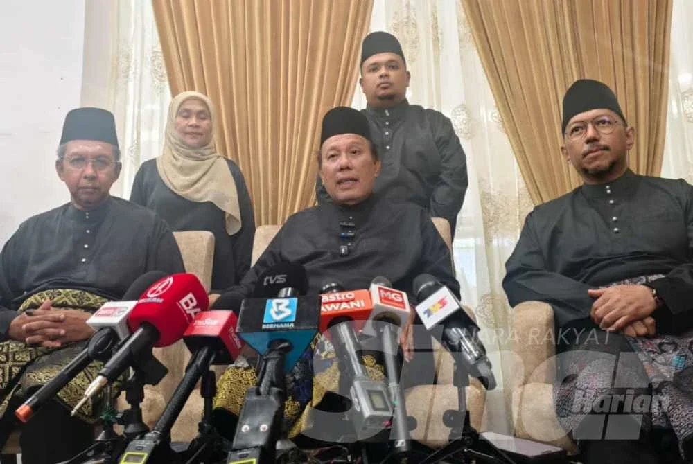 Ismail (tengah) pada sidang media, Ahad.