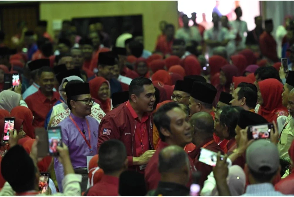 Kehadiran Muhamad Akmal disambut pimpinan parti sempena Mesyuarat Perwakilan UMNO Bahagian Pasir Salak di Dewan Besar Bandar Baru Felcra Seberang Perak pada Ahad.