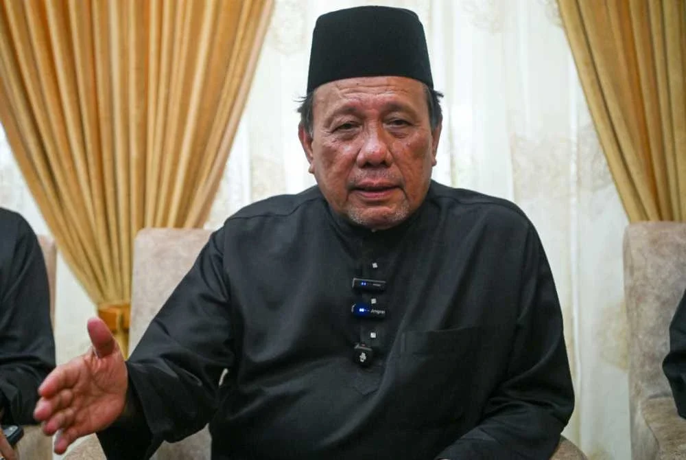 Ismail menjawab pertanyaan wartawan pada sidang media pertama beliau selepas selesai upacara mengangkat sumpah jawatan di Istana Besar Seri Menanti pada Ahad. Foto Bernama