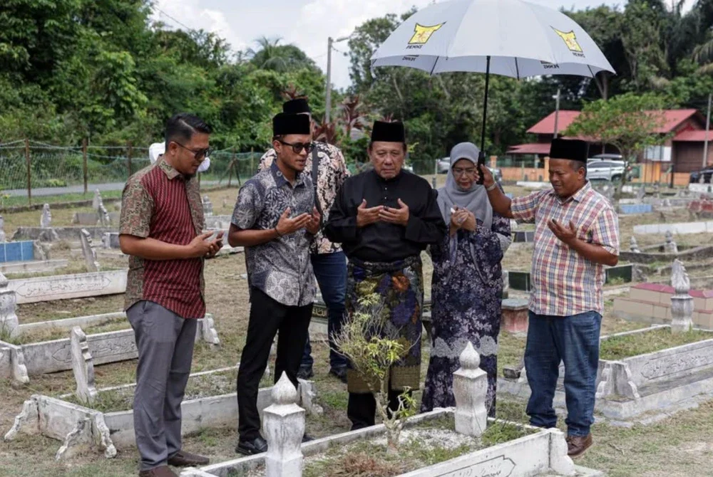 Ismail meluangkan masa menziarahi pusara ibu dan bapanya di Tanah Perkuburan Islam Tebing Tinggi di sini selepas mengangkat sumpah jawatan pada Ahad. Foto Bernama