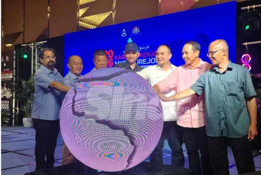 Khairul Akhbar (empat dari kiri) dan Ahmad Farhan (tiga dari kanan) melancarkan Karnival MYFutureJobs Indera Mahkota di Sultan Ahmad Shah International Convention Centre (SASICC) di sini pada Ahad. Foto Sinar Harian.