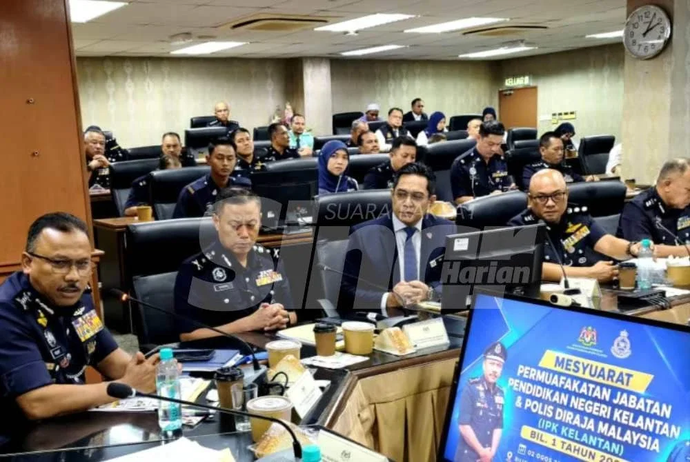 Mohd Yusoff (kiri) semasa hadir pada Mesyuarat Permuafakatan Jabatan Pendidikan Negeri (JPN) dan Ibu Pejabat Polis Kontinjen (IPK) Kelantan di Tunjung, Kota Bharu pada Ahad. Foto: HAZELEN LIANA KAMARUDIN