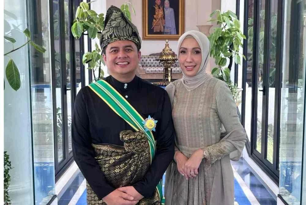 Nizar bersama isterinya.