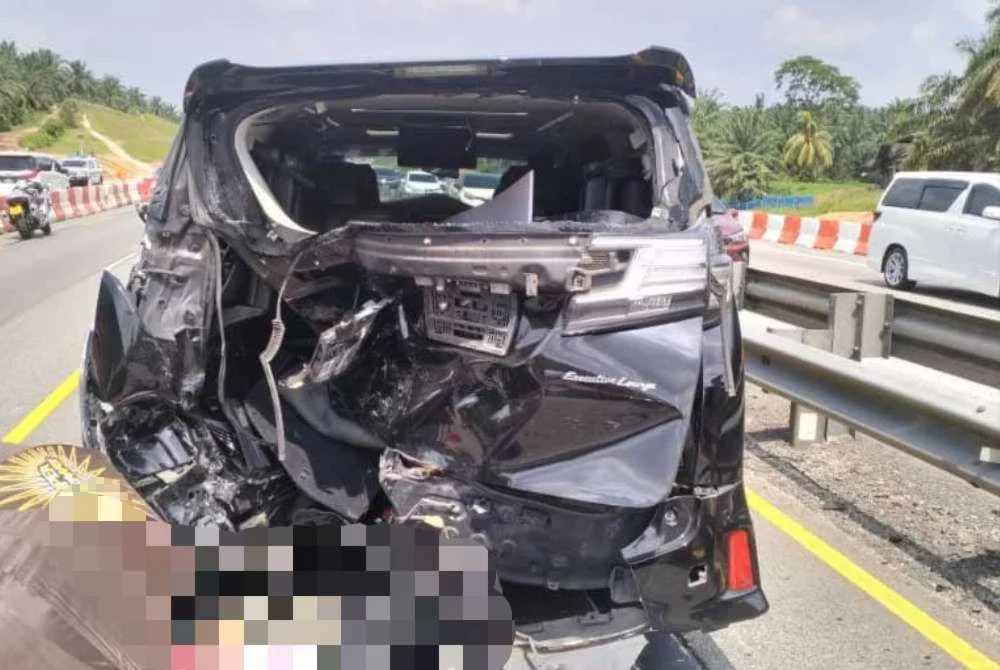 Motosikal ditunggangnya hilang kawalan lalu merempuh Toyota Vellfire milik wanita warga Singapura berusia 32 tahun yang berada di laluan kanan.