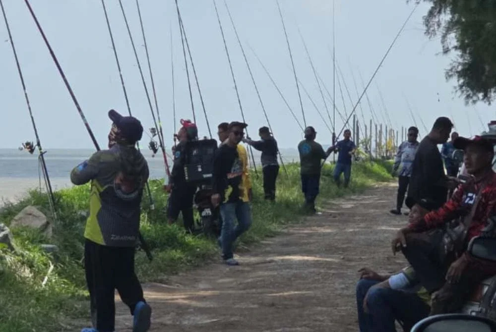 Sebahagian daripada peserta yang mengambil bahagian dalam Pertandingan Memancing Sempena Bulan Kemerdekaan 2026 di Pantai Teluk Kerang.