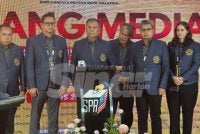 Ramlan (tiga dari kiri) mengumumkan keputusan PRN Negeri Sembilan.