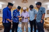 Ahmad Zahid (dua dari kiri) menghadap Tuanku Muhriz Tuanku Munawir di Istana Hinggap.