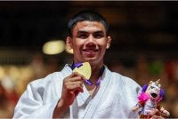 Amir Daniel bergambar bersama pingat emas yang dimenanginya dalam kategori 81 kilogram lelaki di temasya Sukan Komanwel Glasgow 2026 di Scottish Event Campus (SEC) hari ini. - Foto: Bernama