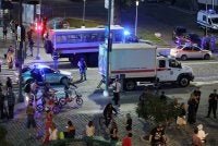 Pasukan keselamatan dan pegawai kesihatan membantu mangsa dalam satu letupan yang berlaku berhampiran sebuah kafe di tengah Moscow - Foto: Reuters