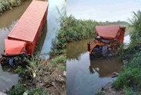 Lori kontena dipercayai membawa barangan dalam talian terjunam ke dalam sungai dalam kejadian di Kilometer 213.0 Lebuhraya PLUS arah utara berhampiran Kampung Jebong Lama, pada Ahad.
