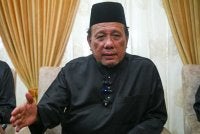 Ismail menjawab pertanyaan wartawan pada sidang media pertama beliau selepas selesai upacara mengangkat sumpah jawatan di Istana Besar Seri Menanti pada Ahad. Foto Bernama