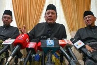 Ismail (tengah) menjawab pertanyaan wartawan pada sidang media pertama beliau selepas selesai upacara mengangkat sumpah jawatan di Istana Besar Seri Menanti pada Ahad. Foto Bernama