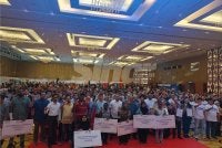 Khairul Akhbar bersama penerima bantuan dan peserta yang hadir pada Karnival MYFutureJobs Indera Mahkota di Sultan Ahmad Shah International Convention Centre (SASICC) di sini pada Ahad. Foto Sinar Harian.