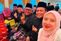 Mohd Asna (dua dari kanan) bersama ADUN yang mengangkat sumpah.