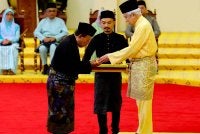 Tuanku Muhriz berkenan menyampaikan watikah pelantikan kepada Ismail pada Istiadat Pelantikan dan Mengangkat Sumpah Menteri Besar Negeri Sembilan di Balairong Seri, Istana Besar Seri Menanti pada Ahad. Foto Bernama