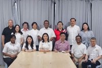 Nie Ching (tengah) bersama ahli jawatankuasa DAP Johor selepas mesyuarat di Kulai pada petang Ahad.