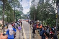 Etnik Rohingya terdiri daripada lapisan umur berkumpul di hadapan pejabat UNHCR di Jalan Bukit Petaling, Kuala Lumpur. 