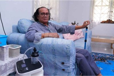 Zahari kini bergantung dengan mesin oksigen di rumah sebagai rawatan pantas meredakan sesak nafas yang dialami