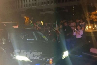 Kenderaan rasmi yang dipercayai membawa Mohd Zafir tiba di Istana Hinggap pada jam 11.48 malam.