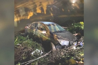 Keadaan kereta selepas terjunam ke Sungai Padas, di belakang sebuah premis di Pekan Beaufort.