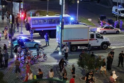 Pasukan keselamatan dan pegawai kesihatan membantu mangsa dalam satu letupan yang berlaku berhampiran sebuah kafe di tengah Moscow - Foto: Reuters