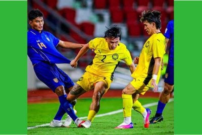 Aksi skuad Harimau Malaya ketika bertemu Thailand dalam perlawanan ketiga Kumpulan B Piala ASEAN di Stadium Rajamangala di sini malam ini. - Foto: FB FAM
