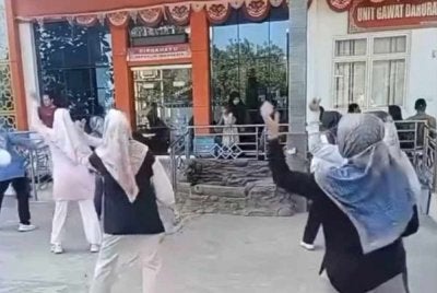 Tangkap layar video memaparkan petugas kesihatan melakukan senaman pagi ketika waktu operasi Puskesmas Patrol, Kabupaten Indramayu, sehingga mencetuskan rungutan dalam kalangan pesakit yang sedang menunggu giliran mendapatkan rawatan. – Foto tular media sosial.