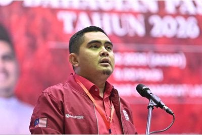 Muhamad Akmal ketika berucap merasmikan Mesyuarat Perwakilan UMNO Bahagian Pasir Salak di Dewan Besar Bandar Baru Felcra Seberang Perak pada Ahad.