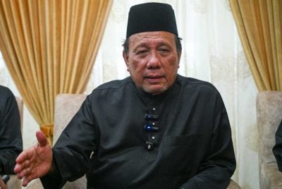 Ismail menjawab pertanyaan wartawan pada sidang media pertama beliau selepas selesai upacara mengangkat sumpah jawatan di Istana Besar Seri Menanti pada Ahad. Foto Bernama