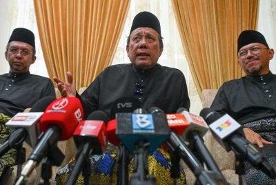 Ismail (tengah) menjawab pertanyaan wartawan pada sidang media pertama beliau selepas selesai upacara mengangkat sumpah jawatan di Istana Besar Seri Menanti pada Ahad. Foto Bernama