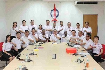 Anthony (tengah) bersama kepimpinan DAP Negeri Sembilan. 