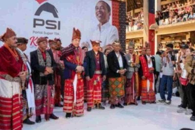 Jokowi (tengah) ketika menghadiri upacara berkenaan. Foto DetikBali